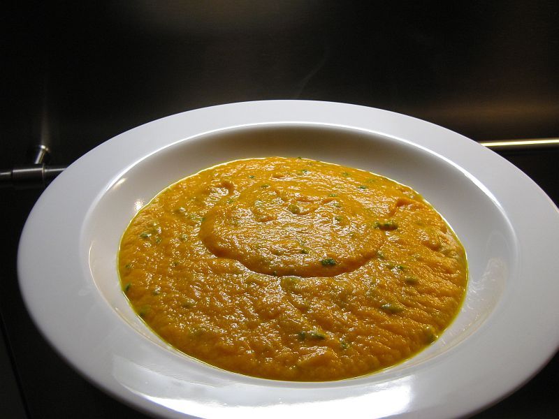Karottensuppe mit Ingwer und Chili ist scharf und gesund.