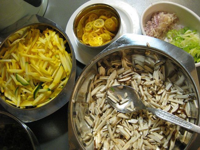 Leichtes Ggemüse mit Kumquast ist bekömmlich und durch seine Inhaltsstoffe gesund.