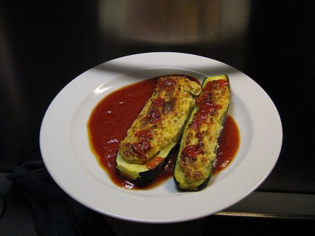 Gefüllte Zucchini mit Schafkäsefüllung sind nicht nur schmackhaft, sondern sehen auch gut aus.