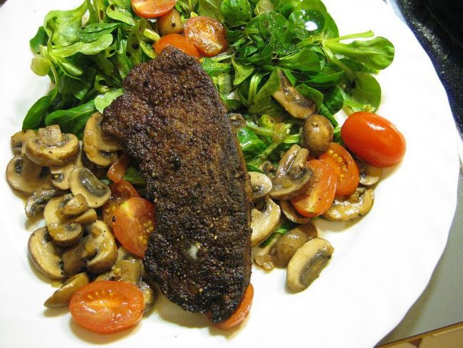 Feldsalat und Champignons und Tomaten