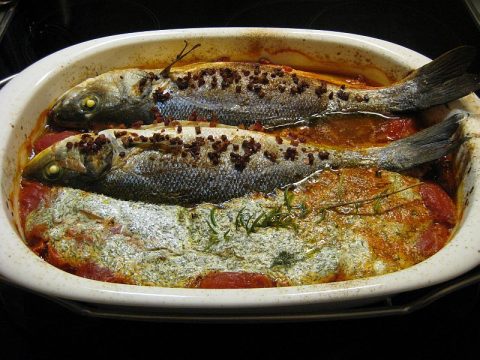 Wolfsbarsch auf Büchsentomatenbett ist ein sehr feines Essen und schmeckt durch die Tomaten frisch.