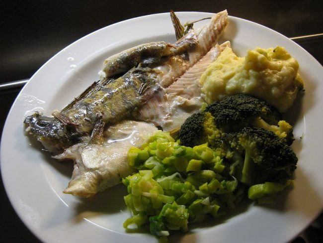 Zander auf der Hut gegrillt mit drei Sättigungsbeilagen ist ein lekkeres Fischgericht.