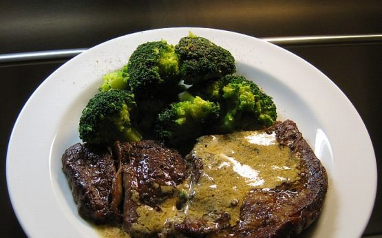 American Beef – Nacken Steak mit knall grünem Brokkoli