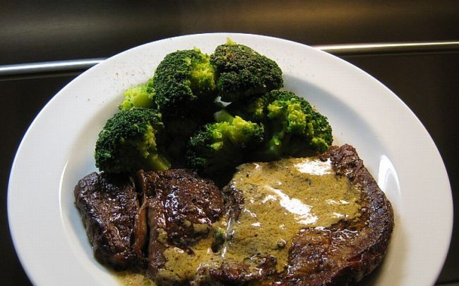 American Beef – Nacken Steak mit knall grünem Brokkoli