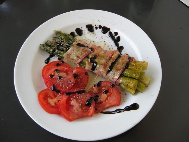 Grüner Spargel im Speckmantel