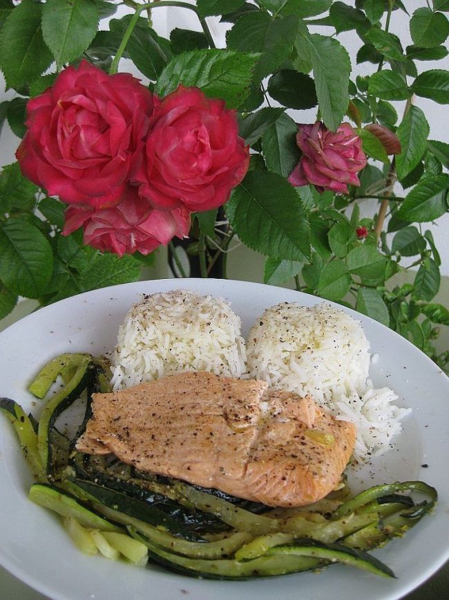 Lachsfilet mit Zucchinistreifen und Reis ist ein leichtes Gericht und ideal für den Sommer