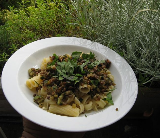 Linsen-Zucchinigemüse mit Nudeln ist sehr gesund und sättigend.