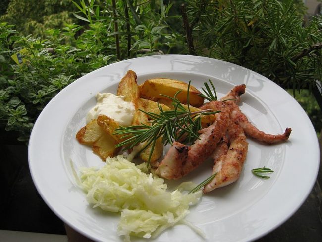 Pulpo gebraten mit Kartoffel und Aioli ist ein leichtes Gericht für den Sommer