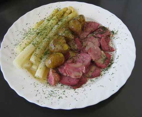 Schweinezunge mit Spargel und kleine Kartöffelchen ist ein köstliches Gericht. Deftig und doch zart.