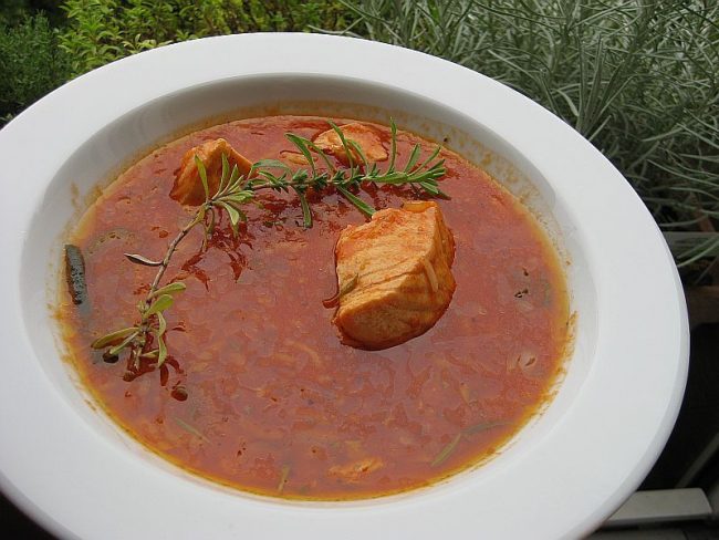 Tomatensuppe auf ungarische Art mit Lachs ist scharf und aromatisch gut. Mit Dosentomaten gekocht sehr schmackhaft und einfach zuzubereiten.