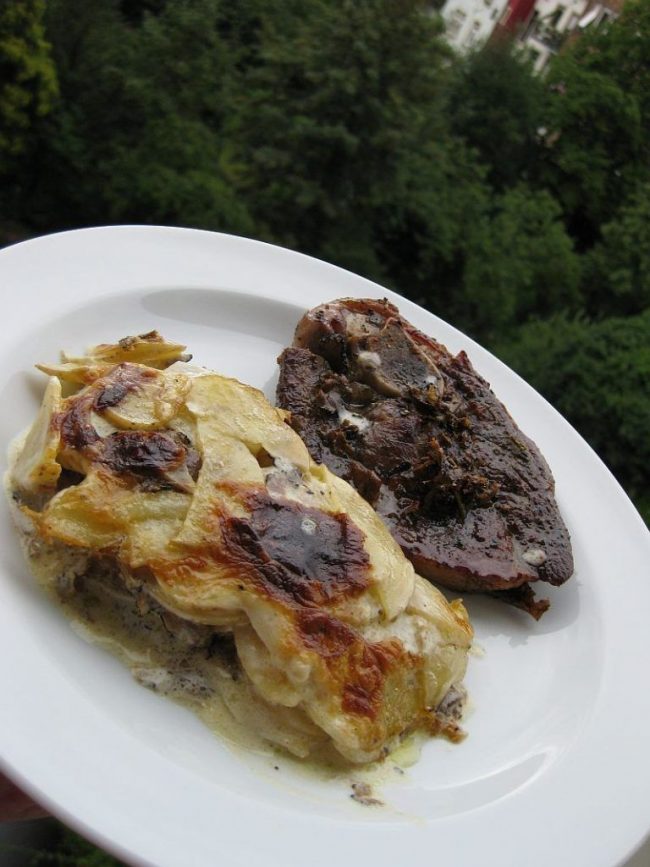 Scheibe vom Lamm und Kartoffelgratin