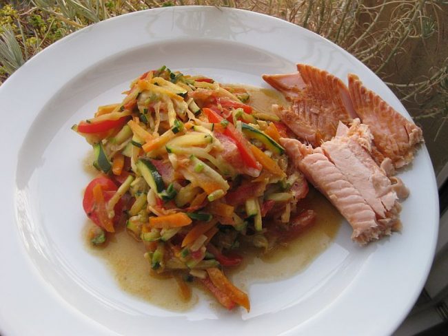 Asiatische Gemüsepfanne mit deutscher Räucherforelle