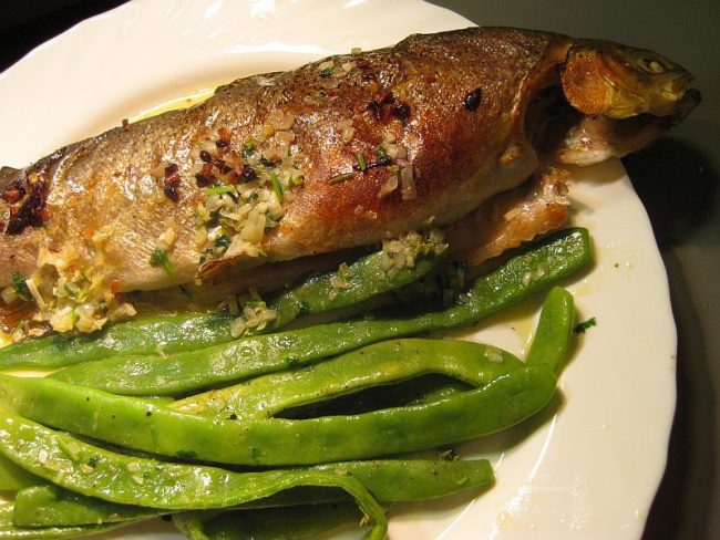 Forelle gegrillt mit grünen Bohnen