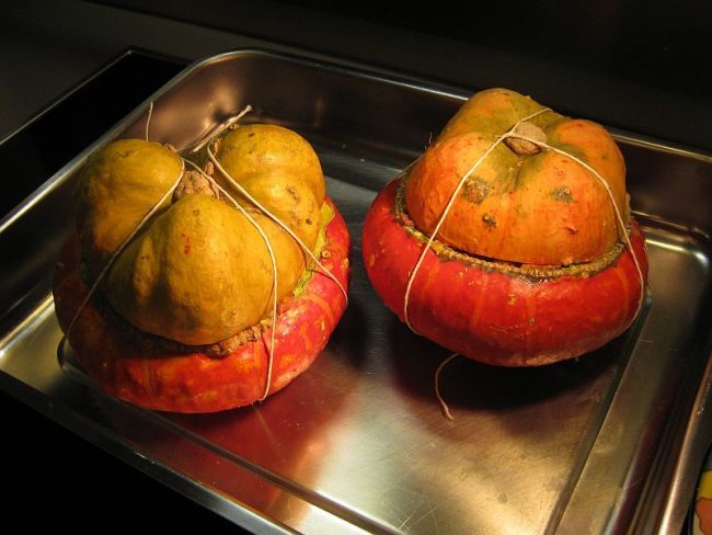 Gefüllter kurbis zugebunden