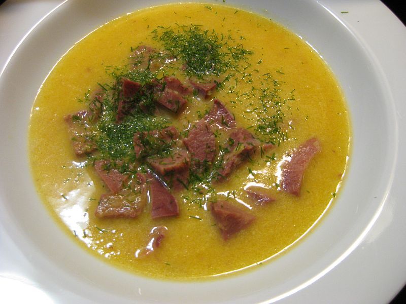 Kürbissuppe mit Schweinezunge ist eine Delikatesse und außerdem gesund, weil Schweinezunge wenig Fett enthält.