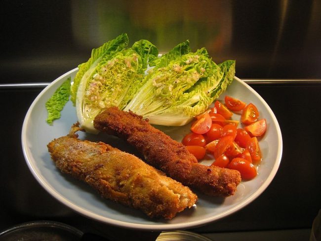 Kabeljau und Salat das passt sehr gut zusammen. Denn dies ist eine leichte Speise und sehr gesund.