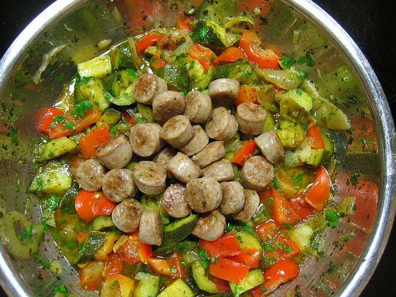 Gemüsepfanne mit Thüringer Rostbratwurst Gebratene Thüringer Rostbratwurst mit Zucchini, Paprika und Kräuterzwiebeln in einer rustikalen Gemüsepfanne