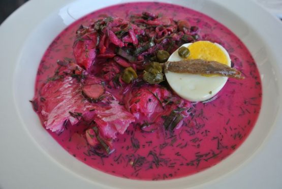 Kalte Suppe mit pochiertem Kabeljau