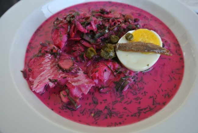 Kalte Suppe mit pochiertem Kabeljau