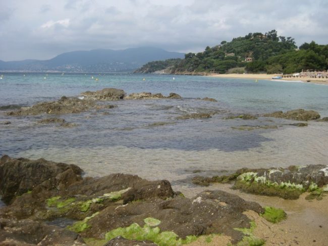 Der Strand von La Croix-Valmer mit leicht bewölktem Himmel