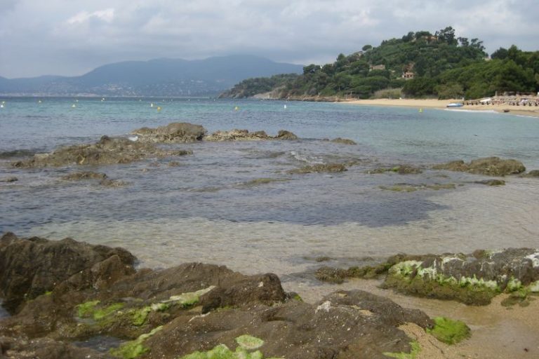 Der Strand von La Croix-Valmer mit leicht bewölktem Himmel