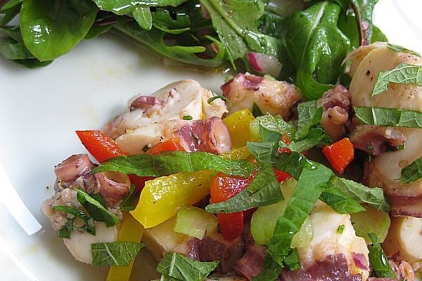 Pulposalat mit Paprikastreifen