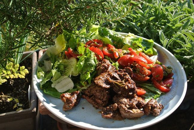 Hähnchenleber in Marsalasoße an lieblichen Salat