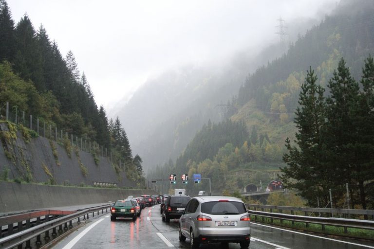 Gotthardtunnel - Einfahrt Norden beim Anstehen bei der Suche nach dem Paradies