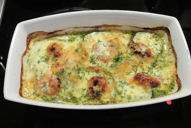 Zucchini mit Mozzarella überbacken ist ein feines Gericht für den Sommer mit vielen guten Inhaltsstoffen.