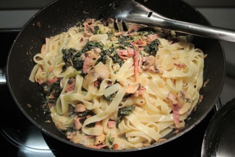 Bandnudeln mit Champignon Cucina povera ist ein einfaches italienisches Nudelgericht der bäuerlichen Küche.