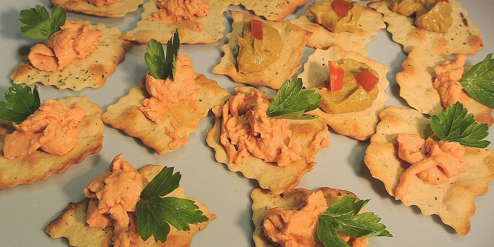 Italienische Cracker mit Avocado - Käsecreme sind eine feine, kleine Vorspeise nach italienischer Art.