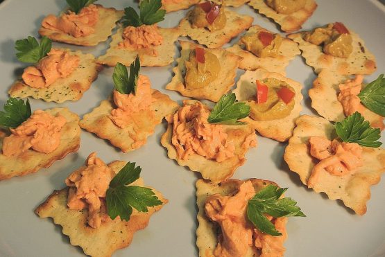 Italienische Cracker mit Avocado - Käsecreme sind eine feine, kleine Vorspeise nach italienischer Art.