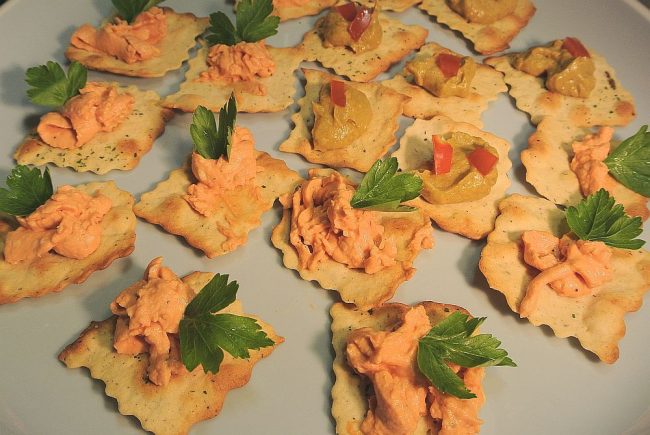 Italienische Cracker mit Avocado - Käsecreme sind eine feine, kleine Vorspeise nach italienischer Art.