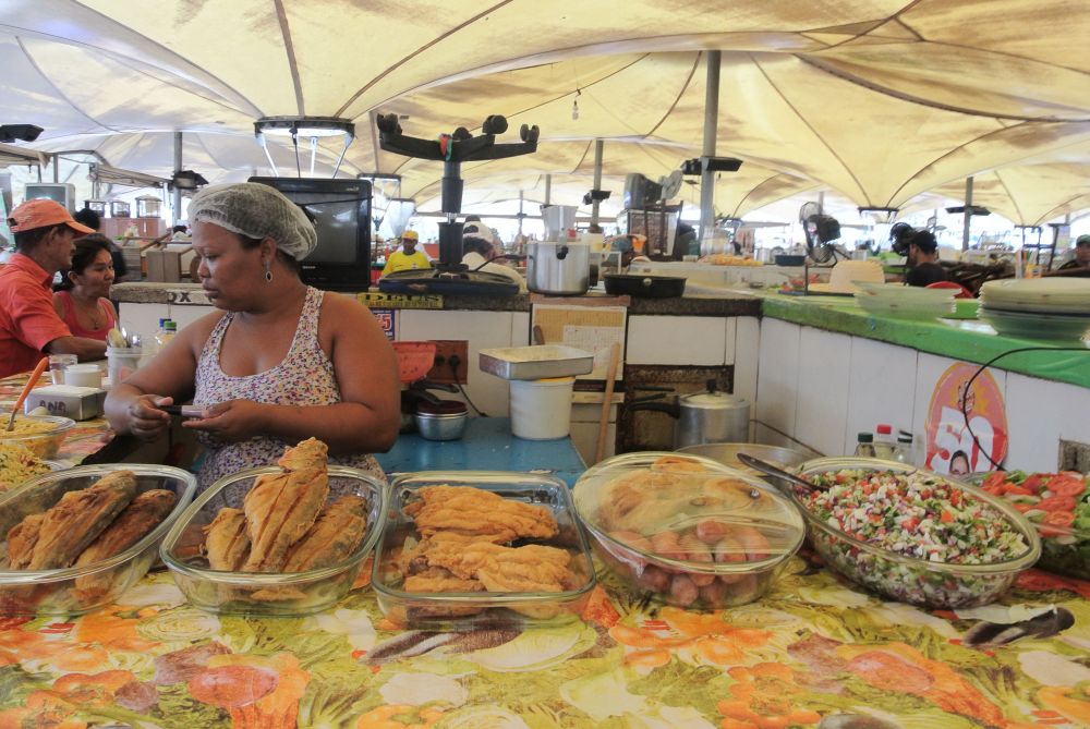 Die Köchin auf dem Markt in Brasilien