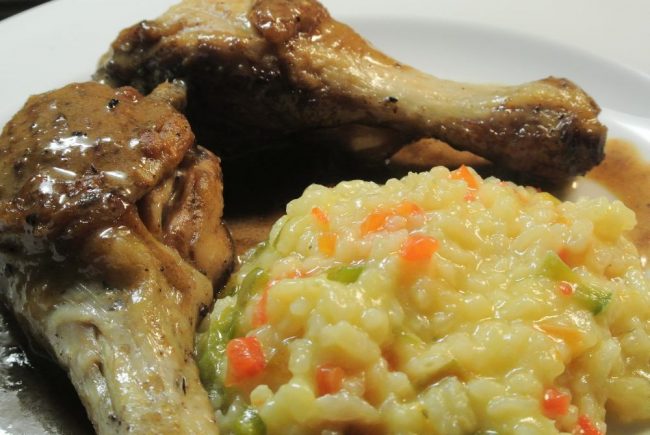 Paprikarisotto mit scharfem Hühnerbein ist ein sehr schmackhaftes Essen nach itelienischer Art.