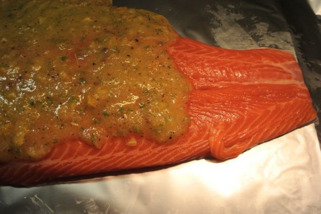 Gebeizte Lachsforelle mit Beize ist schon ein Leckerbissen für das Auge