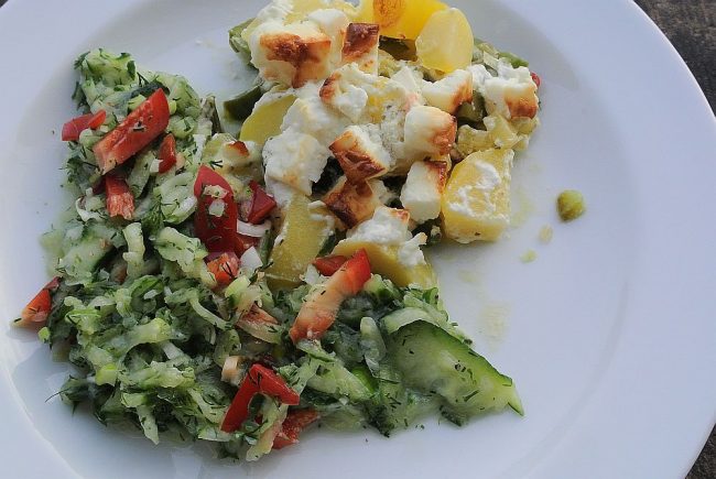 Gemüseauflauf mit Schafskäse ist schnell zubereitet und sehr schmackhaft sowie gesund.