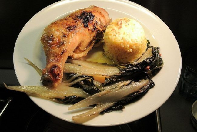 Hühnerbein an Mangold und Safranreis