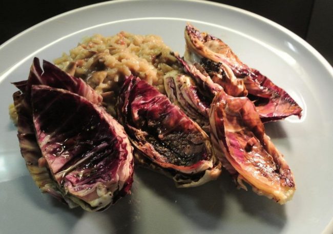 Pilzrisotto und gebratener Radicchiosalat