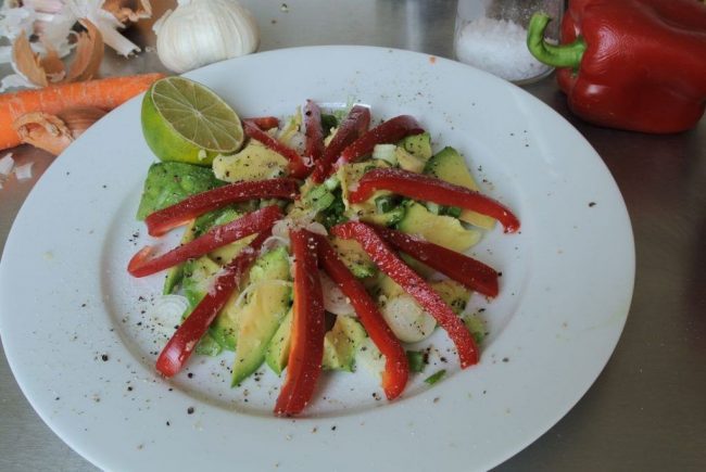 Avocado Salat mit Limettensaft ist extrem Gesund und nahrhaft.