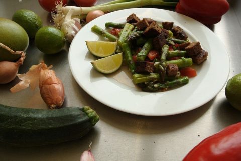 Grüner Spargel Salat ist sehr aromatisch und Gesund. Frisch und knackig.