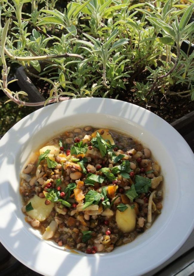 Hülsenfrüchte - Eintopf mit Gemüse auf mediterrane Art