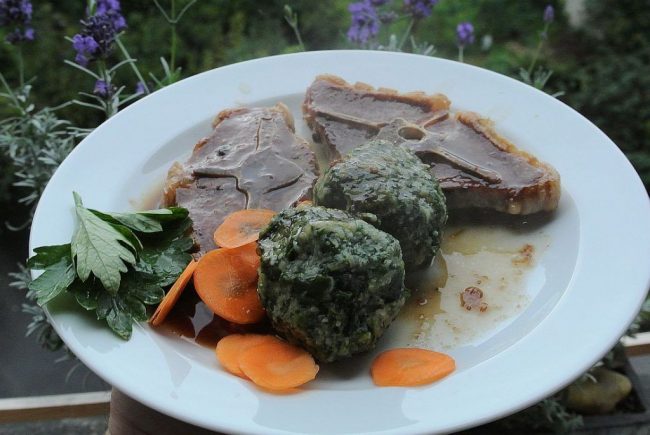 Spinat Kartoffelklöße mit Lammkotelett ist sehr schmackhaft und die grünen Klöse sehen gut aus.