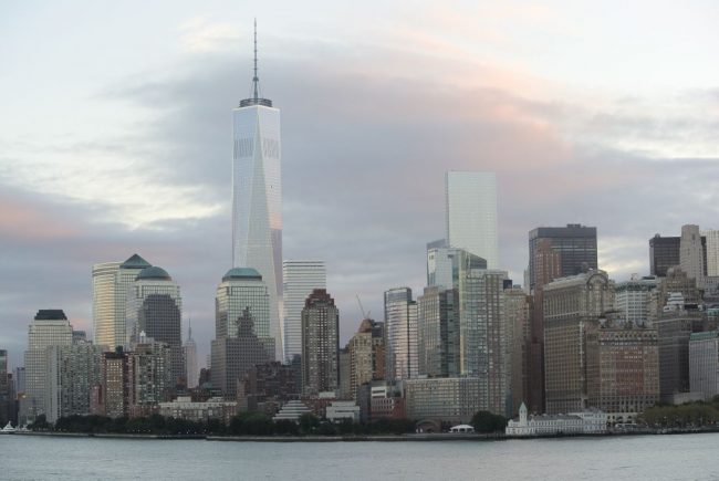 Geile Stadt New York, die Hauptstadt der Wurstbuden! Hier die Skyline am frühen Morgen.
