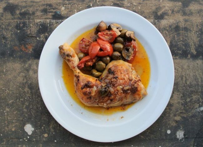 Marinierte Hähnchenkeulen nach Art des Teufels mit Gemüse ist ein Genuss.