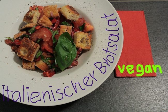 Italienischer Brotsalat ist ein Veganer Gericht voller Geschmack. Es schmeckt und riecht nach Italien!