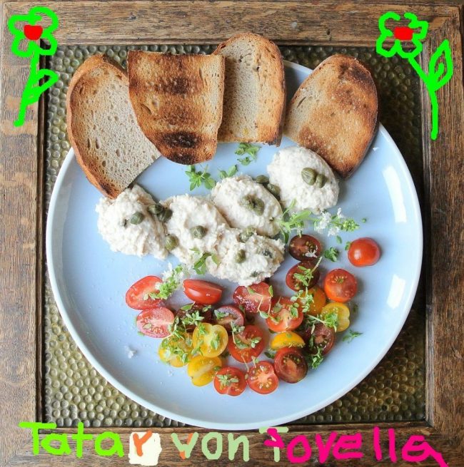 Tatar von geräucherter Forelle ist eine leichte Vorspeise und wird gern mit geröstetem Weißbrot gereicht.