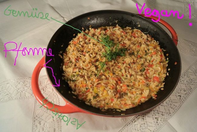 Asiatische Gemüsepfanne mit Kokosnussmilch ist ein leichtes Gericht und mit Insantnudeln schnell zubereitet.