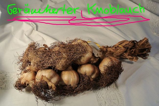 Geräucherter Knoblauch ist nicht nur sehr schmackhaft sondern auch haltbarer als der normale Knoblauch.