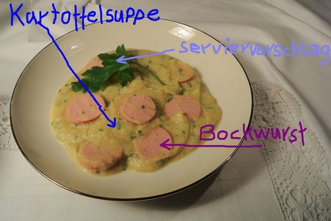 Kartoffelsuppe mit Würstchen. Ein Serviervorschlag mit Blattpetersilie.